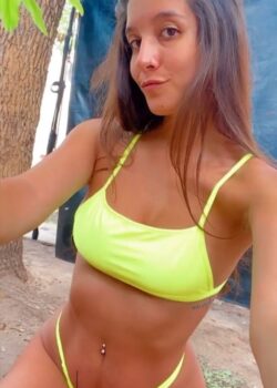 Flaca Mostrando Su Ricas Tetas y Su Gran Culo