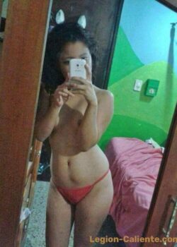 Fari Mostrando Su Exquisito Cuerpo