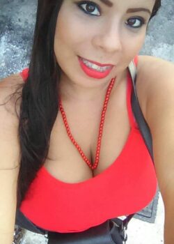 Morena Mostrando Sus Enormes Tetas