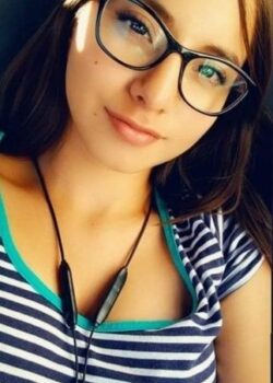 Morrita De Lentes Con Grandes Tetas