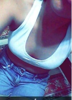 Morena Flaquita Mostrando Las Tetas