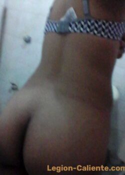 Cristal Mostrandose Desnuda