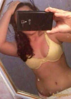 Flaquita Mostrandose Desnuda