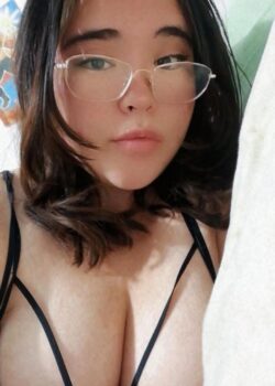 Rica Nena Tetona De Lentes