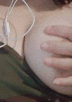 Hermosa jovencita se graba masturbándose