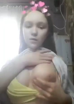 Putica Blanca muestra Tetas a su amigo.