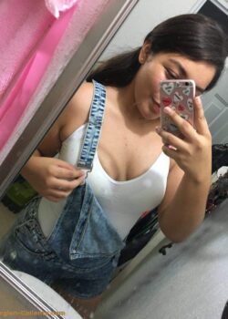 Zorrita colombiana le gusta meter los dedidos en su vagina