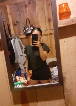 Patita sonríente se toca al bañarse