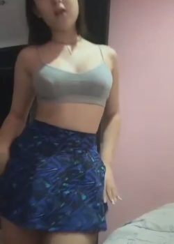 Morrita rica tocandose