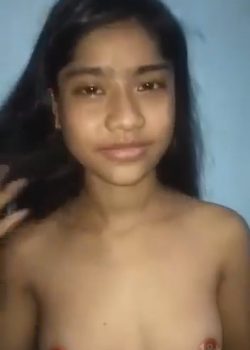 Putita enamorada enseñando la chocha