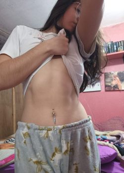 Linda flaquita mostrando su piercing