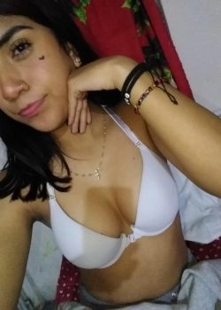 Tierna putita mostrando las tetas