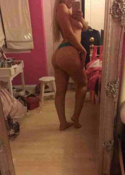 Rica morrita Joana mostrando su culito