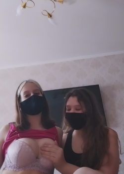 Amigas putitas tocandose