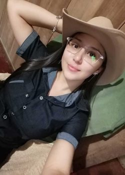 Deliciosa vaquera mostrando las tetas