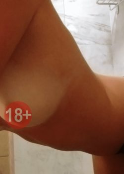 Rubia rica masturbandose