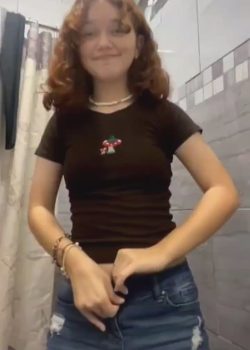 Putita flaquita se quita la ropa