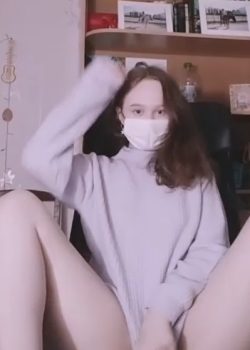 Flaquita mostrando las tetas