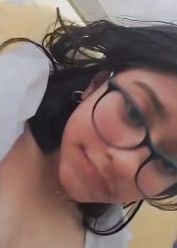 Perra de lentes masturbandose