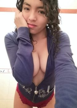 Putita masturbándose rico