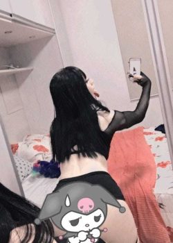 Mia mostrando su jugoso culo