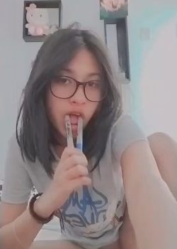 Perra masturbándose con marcadores