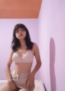 Flaquita se graba desnudándose