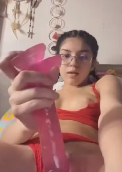 Flaca cachonda metiéndose un dildo
