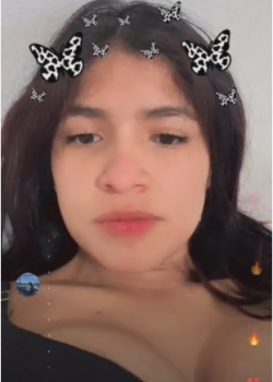 Flaca mostrando las tetas en vivo