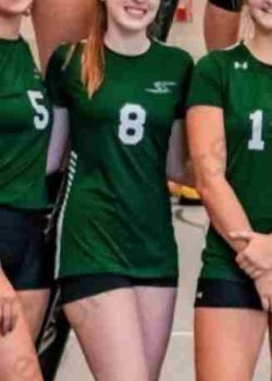 Morrita deportista enseñando su cuerpo