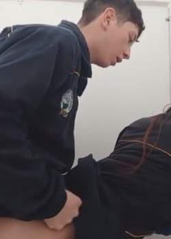 Culiando en el baño de la escuela
