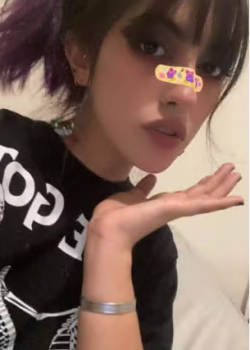 Bella zorrita mostrando el cuerpo