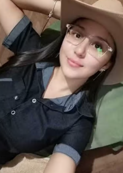 Vaquerita mostrando las tetas