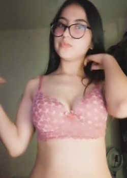 Hermosa tetona de lentes