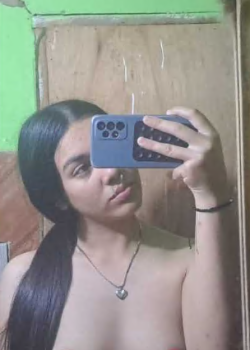 Perrita Mila presumiendo las tetas